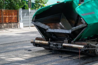 Yol çalışması için asfalt konteynır kamyonu resmi