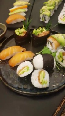 Nigiri, Futomaki, çubuklu Uramaki ve Soja rollerinde Zenital ve yaratıcı Sushi