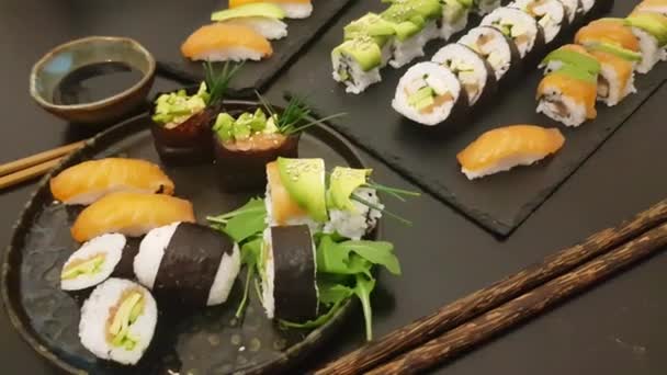 Zenital Top View Luxurious Creative Sushi Nigiri Futomaki Uramaki Chopsticks — стоковое видео