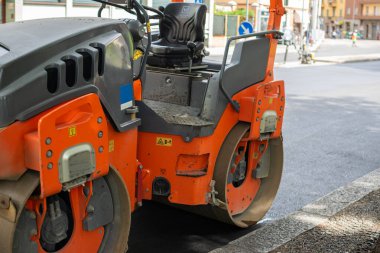 Yolda asfalt kaldırım için silindirli Turuncu Traktör resmi