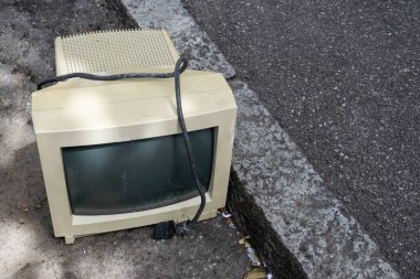 Elektronik Bileşenlerin Kirlenmesi ve Geri Dönüşümü olarak Sokağa atılan Monitörün Resmi