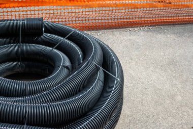 Elektrik sistemlerinin alt toprağını yeniden modellemek için çalışma alanındaki uzun plastik boruların resmi