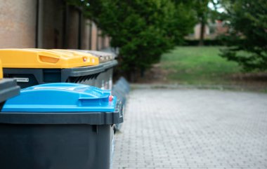 Kamu kullanımı için plastik, karton ve organik çöp kutularının geri dönüşüm resimleri