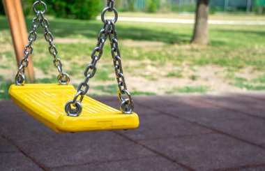 Sarı Salıncak çocukluk oyunlarını, çocuk aktivitelerini ya da gençlikte yalnızlığı gösteriyor