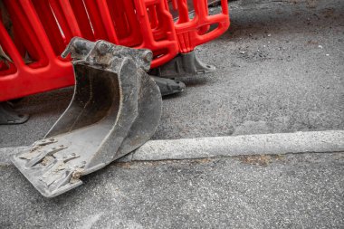 Kuyu kazma aracı olarak inşaat işi için kazma görüntüsü