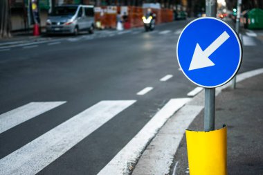 Odaklanamayan sokak arka planına sahip mavi ile trafik sinyali hareketinin resmi