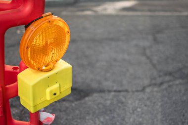 Yol çalışması ve inşaat işlerinde yol işareti olarak çalışma alanı feneri görüntüsü..