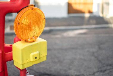 Yol çalışması ve inşaat işlerinde yol işareti olarak çalışma alanı feneri görüntüsü..