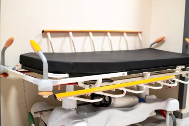 Hastane siyah yatağını ya da arka planı koridor olan sedyeyi kapatın.