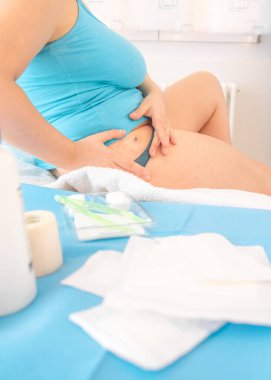 Kadının yara ve dikişlere dokunuşunun videosu, iyileşme sürecini ilk yardım çantasıyla gösteriyor.