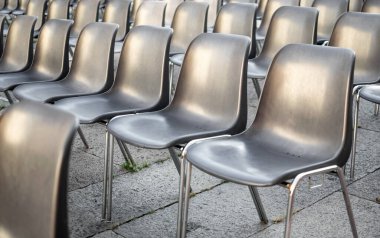 Kongre, toplantı, konferans ya da evlilik gibi etkinlikler için sandalyelerin görüntüsü gösterildi