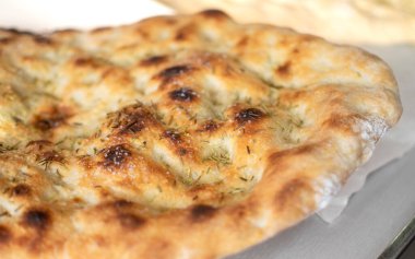 Tipik İtalyan Focaccia ekmek hamuruna yağ ve biberiye ile yakından bakın.