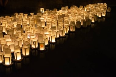 Şenlik ve kutlama için Asya 'da düzenlenen etkinlik olarak Sudaki Kağıt Fenerlerin Görüntüsü