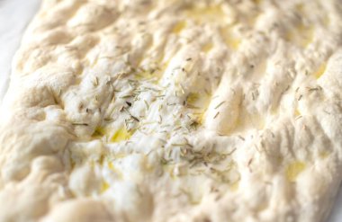 Tipik İtalyan Focaccia ekmek hamurunu yağlı ve biberiyeli pişirmeden yakından izle