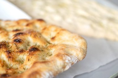İki tipik İtalyan Focaccia kitlesine yakından bakın. Biri pişmiş, diğeri beyaz.