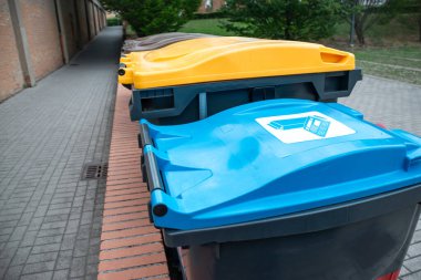 Kamu kullanımı için plastik, karton ve organik çöp kutularının geri dönüşüm resimleri