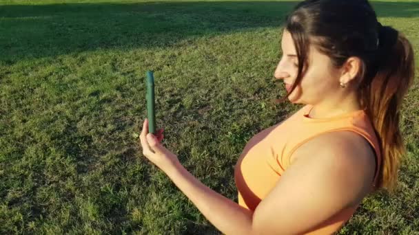 Video Donna Caucasica Sdraiata Sul Parco Che Indossa Abbigliamento Fitness — Video Stock