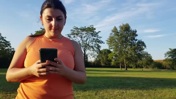 Видео Кавказская Женщина Лежит Парке Легкой Спортивной Одежде Помощью Ноутбука — стоковое видео