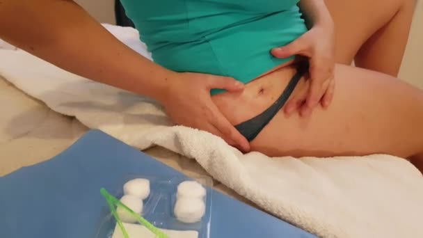 Vídeo Video Mujer Tocando Herida Puntadas Mostrando Medidas Curación Recuperación — Vídeos de Stock