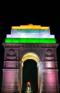 Hindistan Kapısı 'nın Yeni Delhi' deki resmi. Üzerinde Hindistan bayrağı renkleri yansıtılıyor.