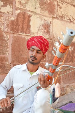 Hindistan 'ın Rajasthan şehrinde geleneksel Ravanahatha enstrümanı çalan Hint sokak müzisyeni..