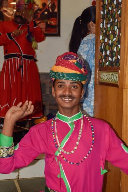 Rajasthani geleneksel elbisesiyle Jaipur, Hindistan 'da turistik gösteri yapıyor..