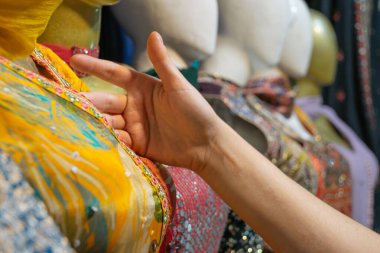 Yeni Delhi 'deki market ve çarşılarda mankenlerde sergilenen sariler. Sari ya da sariler geleneksel kadın elbiseleridir ve Diwali gibi kutlamalar için de zarif tekstil ürünleridir..