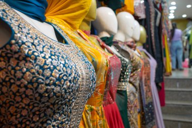 Yeni Delhi 'deki market ve çarşılarda mankenlerde sergilenen sariler. Sari ya da sariler geleneksel kadın elbiseleridir ve Diwali gibi kutlamalar için de zarif tekstil ürünleridir..