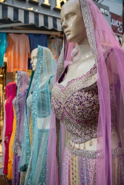 Yeni Delhi 'deki market ve çarşılarda mankenlerde sergilenen sariler. Sari ya da sariler geleneksel kadın elbiseleridir ve Diwali gibi kutlamalar için de zarif tekstil ürünleridir..
