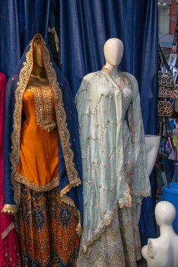 Yeni Delhi 'deki market ve çarşılarda mankenlerde sergilenen sariler. Sari ya da sariler geleneksel kadın elbiseleridir ve Diwali gibi kutlamalar için de zarif tekstil ürünleridir..