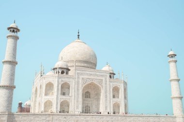 Agra 'daki görkemli Taj Mahal manzarası. Dünyanın yedi harikasından biri. Hindistan