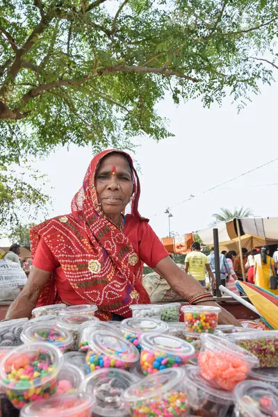 Idős Vörös Száriban Élelmiszert Édességet Árul Indiai Jaipurban Stock Kép