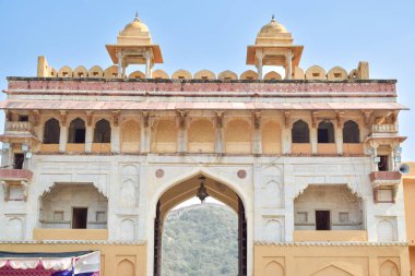 Amber Kalesi 'nin kemerleriyle iç cepheler, Jaipur, Hindistan' da turizm merkezi..