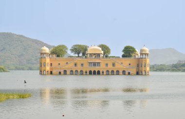 Jaipur, Hindistan 'daki Jal Mahal Gölü üzerinde huzurlu bir manzara. Birçok gezgin için turistik bir yer