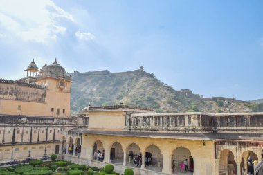 Amber Kalesi 'nin kemerleriyle iç cepheler, Jaipur, Hindistan' da turizm merkezi..