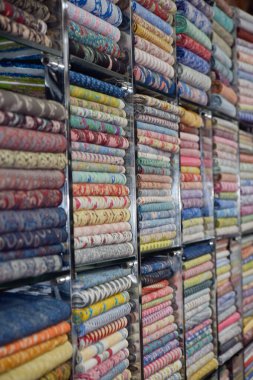 Hindistan 'ın Jaipur kentindeki yerel pazarda çeşitli renklerde Hint kumaşı sergilenmektedir.