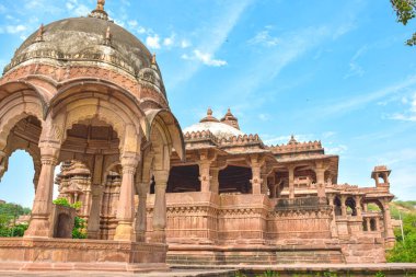 Mandore Bahçeleri 'nin önü. Jodhpur, Hindistan' daki muhteşem mezarları, harabeleri ve tapınakları var.