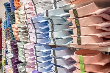 Mağazada farklı renklerde gömlekler var. Tekstil ticareti ve ticaret. Hindistan