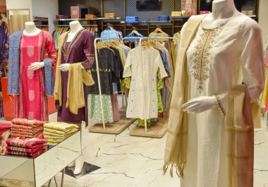 Yeni Delhi 'deki lüks bir dükkanda farklı mankenlerde sariler sergileniyor. Sari ya da sariler geleneksel kadın elbiseleridir ve Diwali gibi kutlamalar için de zarif tekstil ürünleridir..