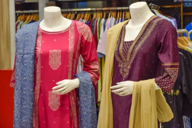 Yeni Delhi 'deki lüks bir dükkanda farklı aile modellerinde sariler sergileniyor. Sari ya da sariler geleneksel kadın elbiseleridir ve Diwali gibi kutlamalar için de zarif tekstil ürünleridir..