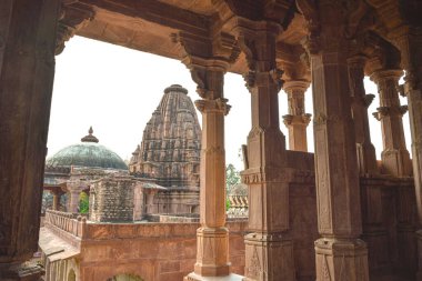 Mandore Bahçeleri 'nin önü. Jodhpur, Hindistan' daki muhteşem mezarları, harabeleri ve tapınakları var.