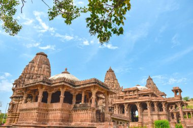 Mandore Bahçeleri 'nin önü. Jodhpur, Hindistan' daki muhteşem mezarları, harabeleri ve tapınakları var.