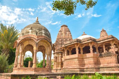 Mandore Bahçeleri 'nin önü. Jodhpur, Hindistan' daki muhteşem mezarları, harabeleri ve tapınakları var.