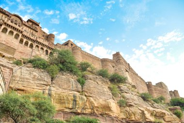 Mehrangarh Kalesi 'nin mavi şehir Jodhpur' un tepesindeki iç manzarası. Hindistan.