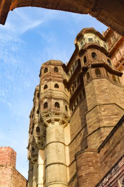 Mehrangarh Kalesi 'nin mavi şehir Jodhpur' un tepesindeki iç manzarası. Hindistan.