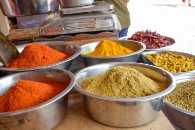 Hindistan 'ın Jodhpur kentindeki sokak pazarında metal kaselerde farklı baharatlar sergileniyor..