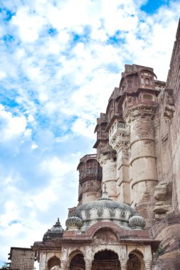 Mehrangarh Kalesi 'nin mavi şehir Jodhpur' un tepesindeki iç manzarası. Hindistan.