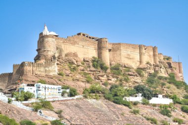Mehrangarh Kalesi 'nin mavi şehir Jodhpur' un tepesindeki iç manzarası. Hindistan.