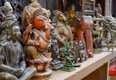 Hindistan, Jaisalmer 'de Hinduizm' de Ganesha gibi tahta ve taş heykelcikler..