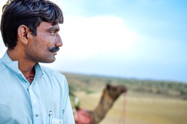 Rajasthan erkek modeli bıyıklı, çöl geçmişi olan ve deve görünümlü Jaislamer, Hindistan.